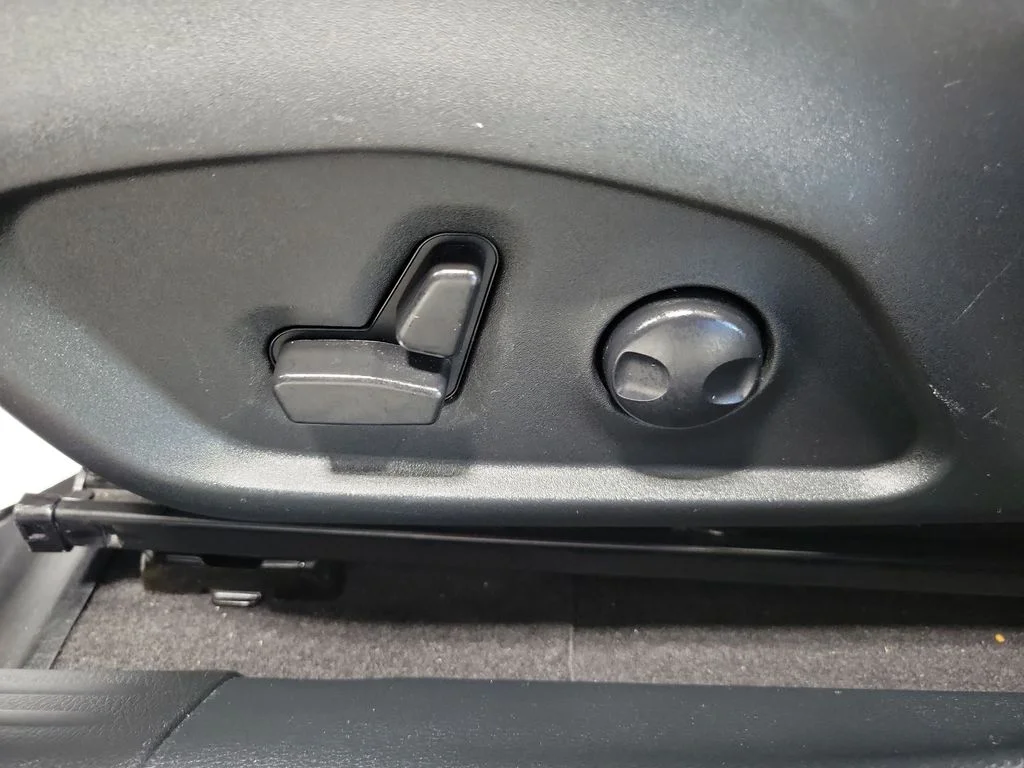 Certified Used 2023 Gray Jeep Latitude Lux image 32