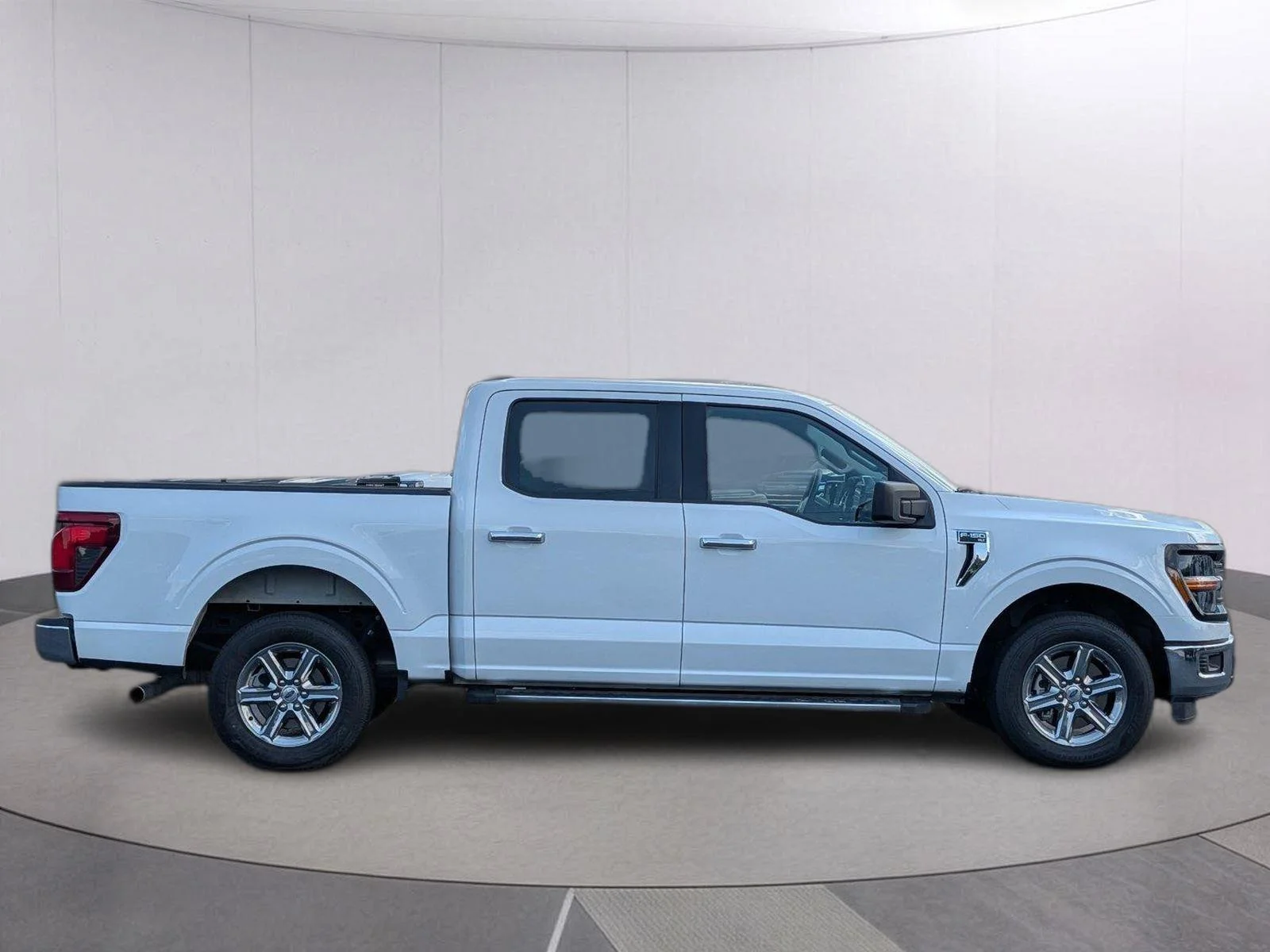 Used 2025 Oxford White Ford XLT image 7
