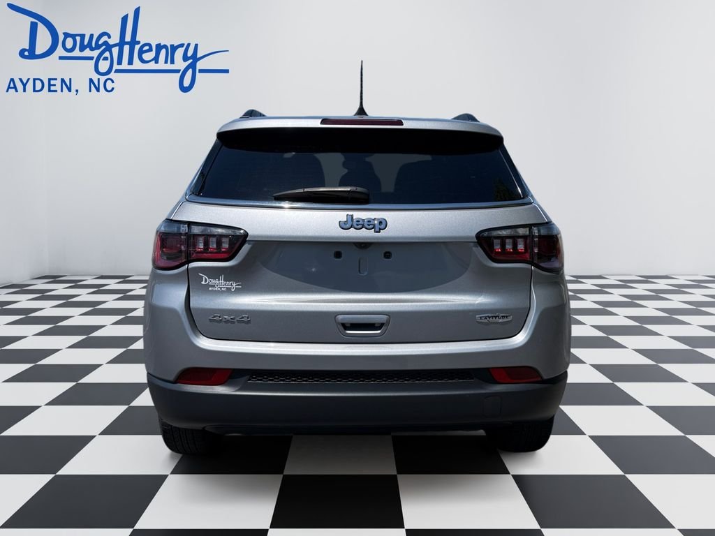 Used 2024  Jeep Latitude image 4