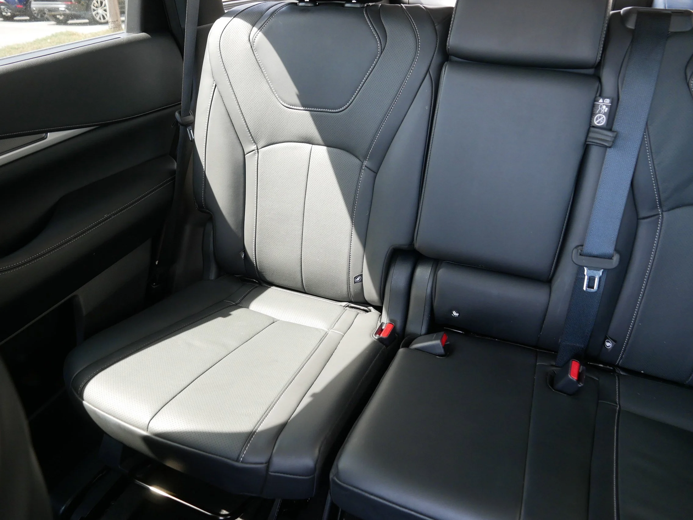 Certified Used 2022 Graphite Shadow INFINITI LUXE image 12