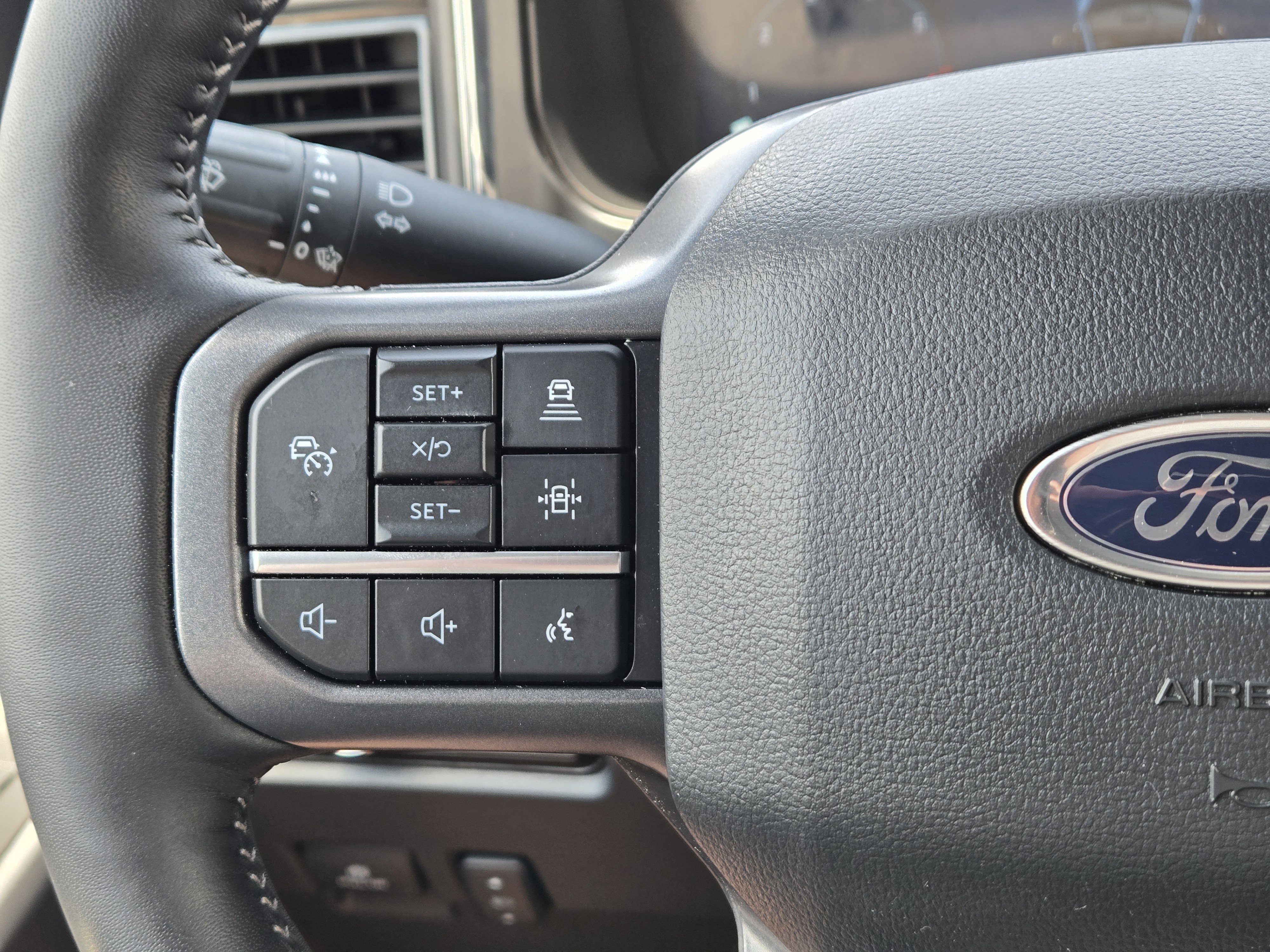 Used 2024 Carbonized Gray Metallic Ford Lariat image 26