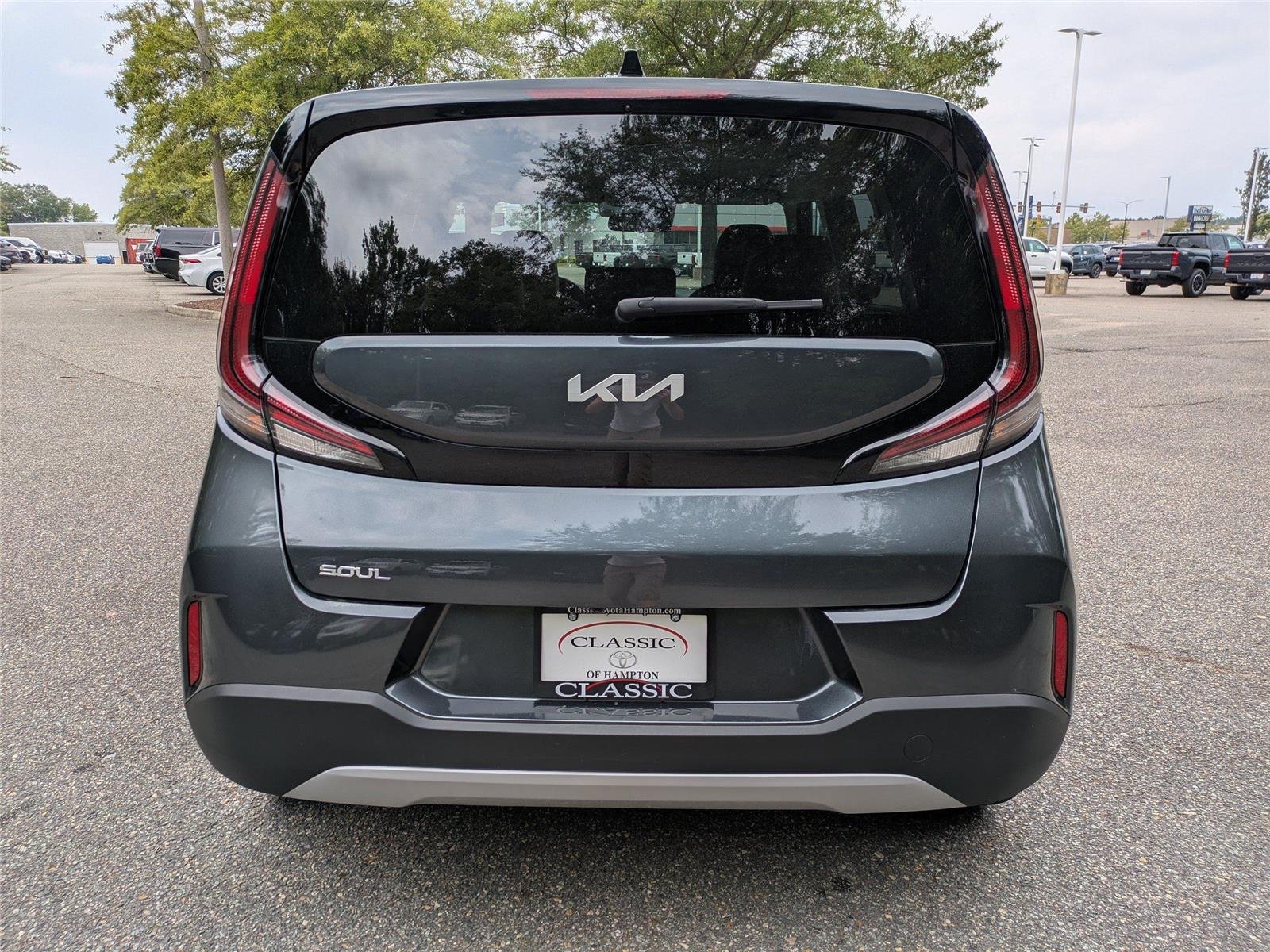 Used 2025  KIA  image 5