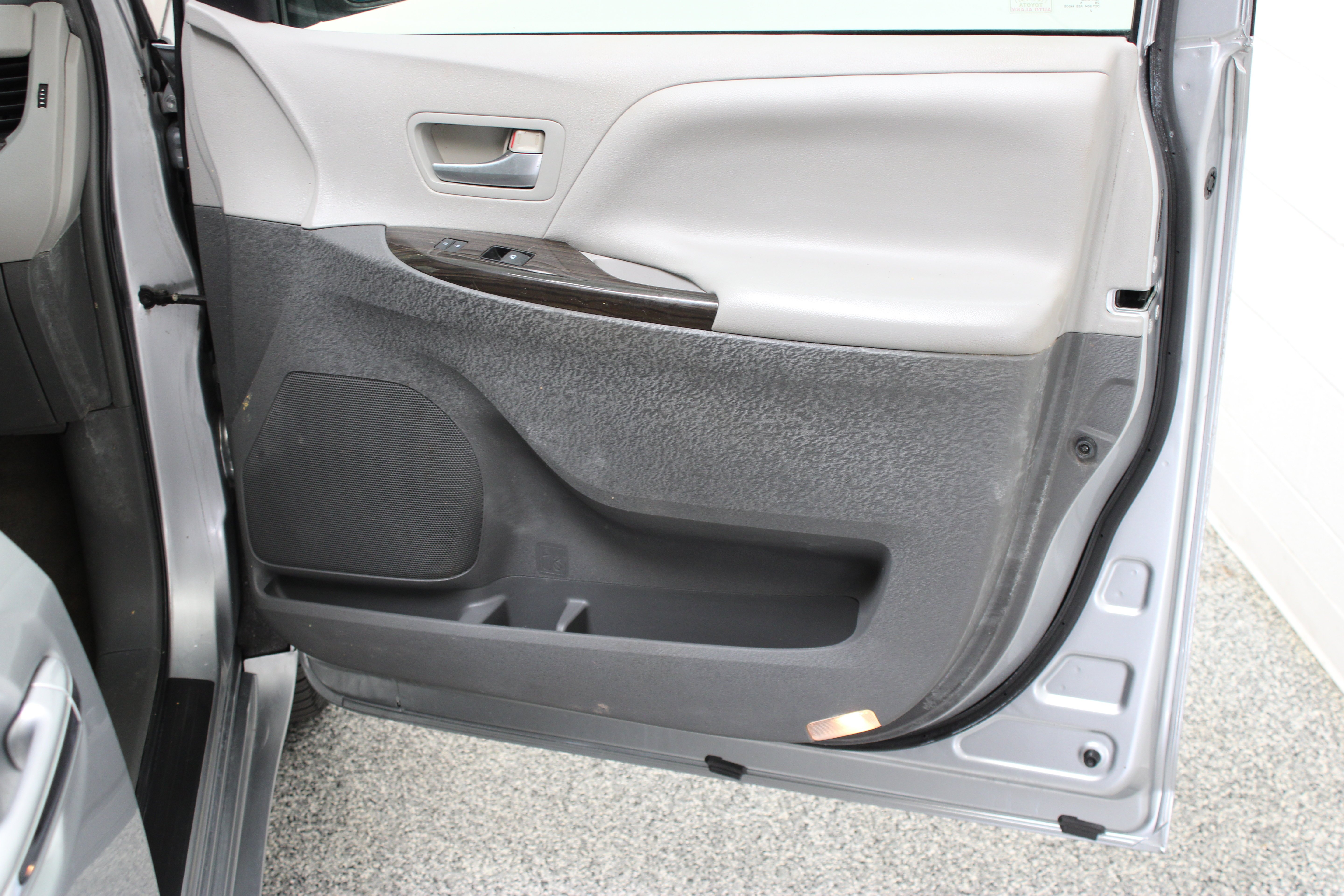 Used 2015 Silver Sky Metallic Toyota XLE Premium 3.5L image 36