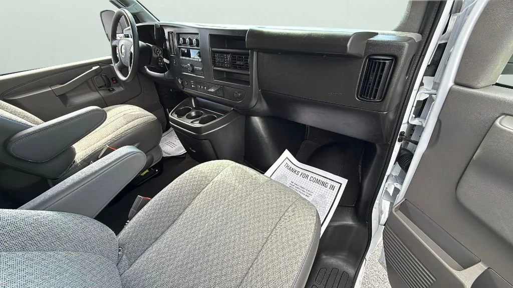 Used 2025 Summit White Chevrolet 1LT image 33