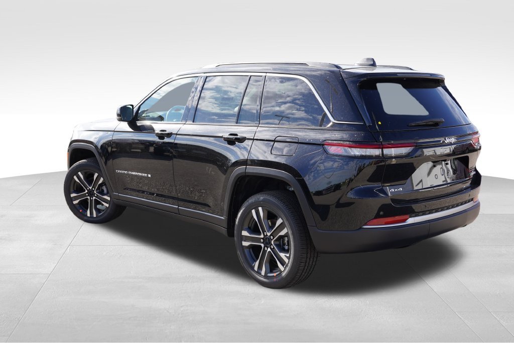 New 2027 High-Gloss Black Paint Jeep Limited image 5