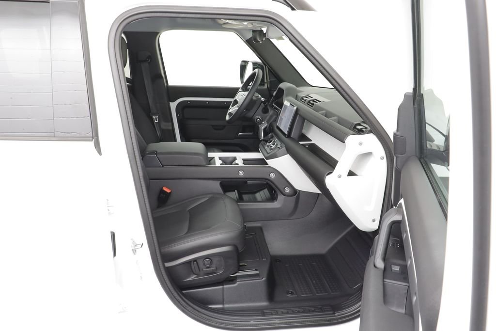 Used 2025 White Land Rover S image 19