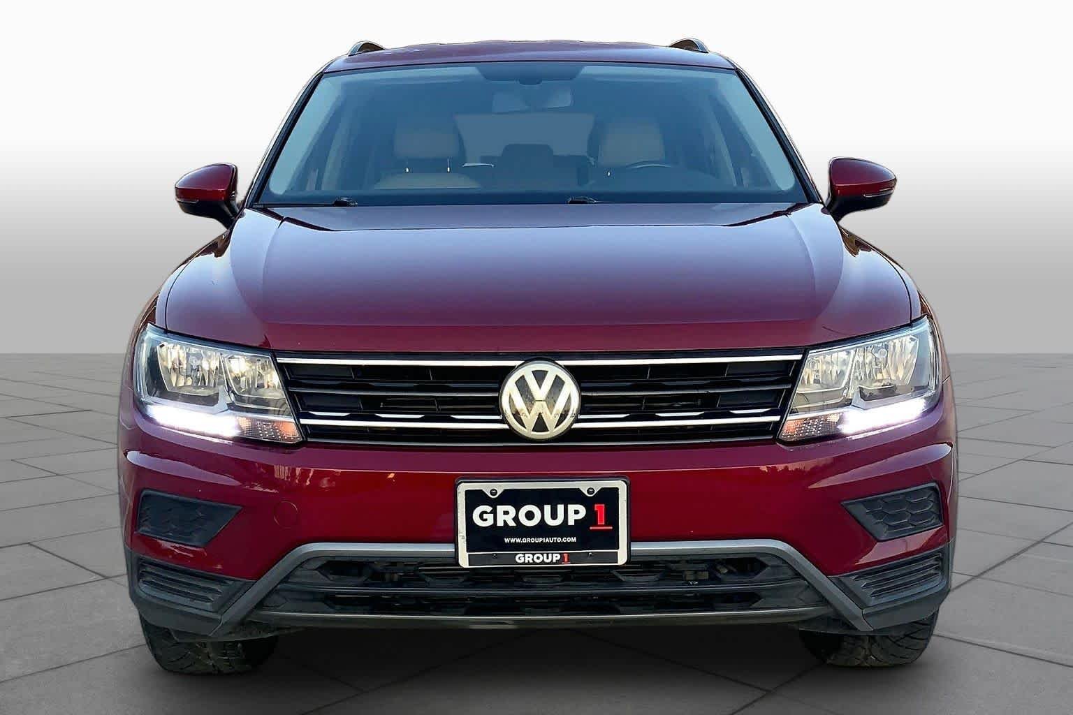 Used 2018 Cardinal Red Metallic Volkswagen SE image 4