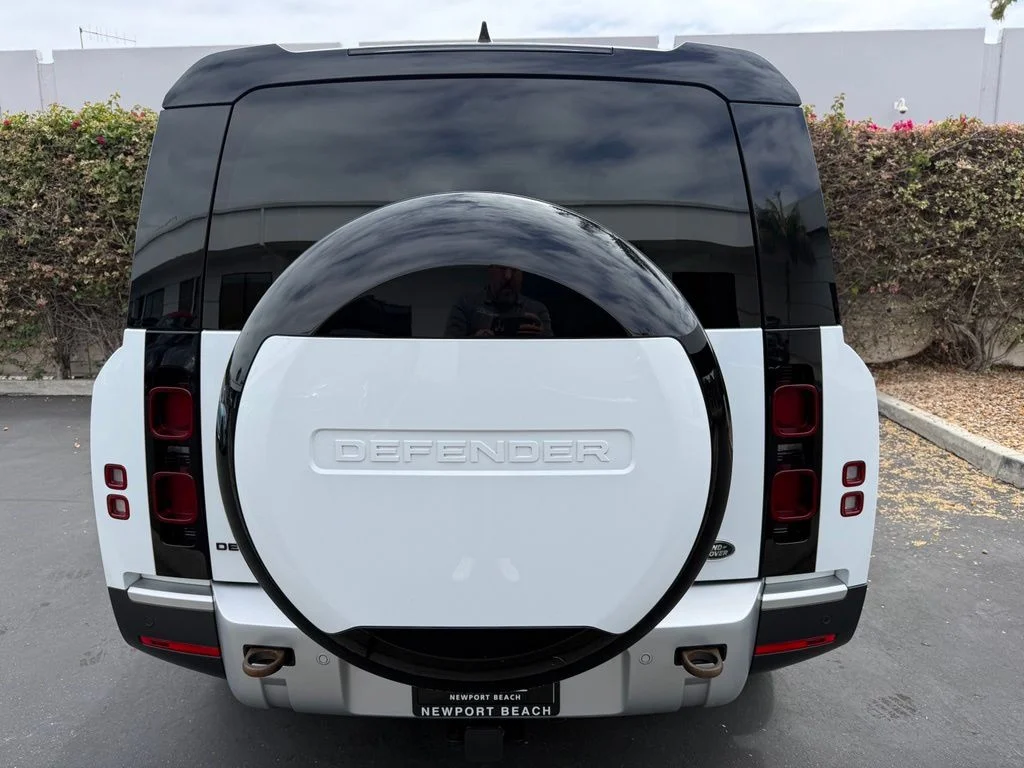 Used 2023 Fuji White Land Rover SE image 9