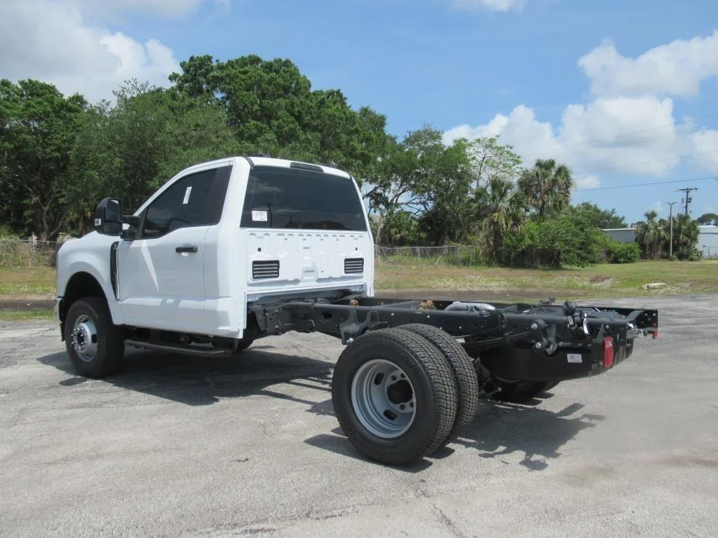 2024 Ford F-350 Super Duty Chassis Cab XL - Photo 4