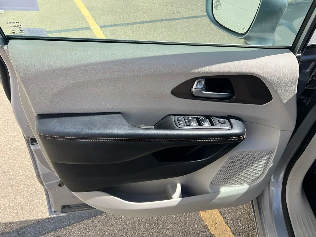 Used 2018 Billet Silver Metallic Clearcoat Chrysler Touring L image 10