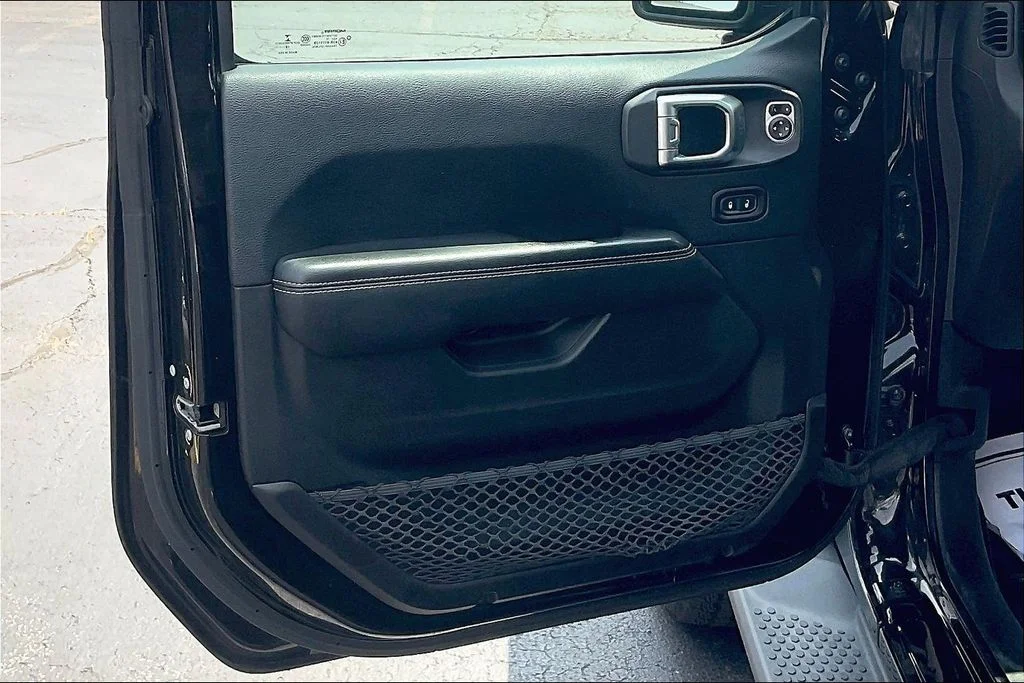 Used 2018 Black Jeep Unlimited Sahara image 21