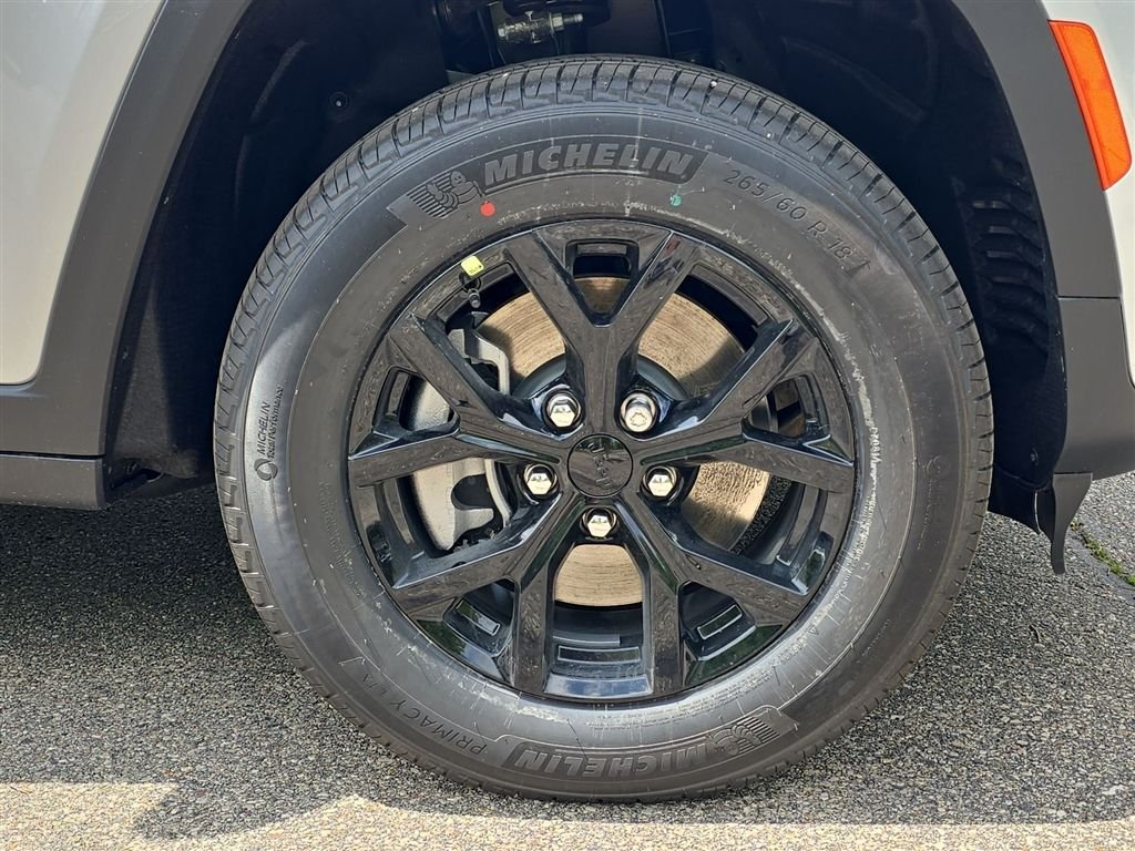 New 2026 Silver Zynith Exterior Paint Jeep Laredo image 12