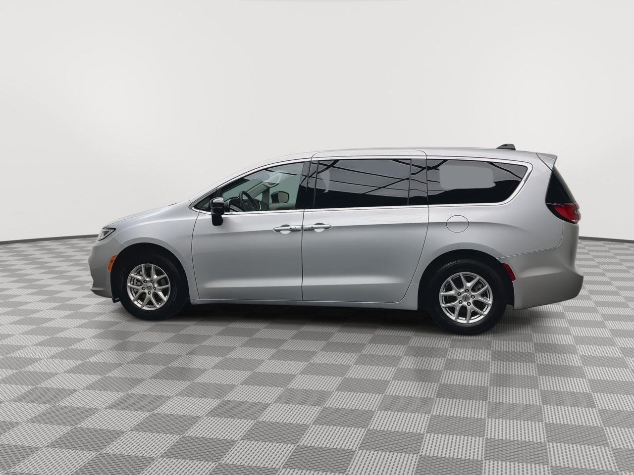 Used 2024 Silver Mist Clearcoat Chrysler Touring L image 35