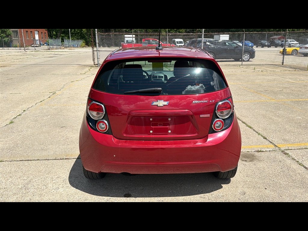 Used 2016 CRYSTAL RED TINTCOAT Chevrolet LT image 27
