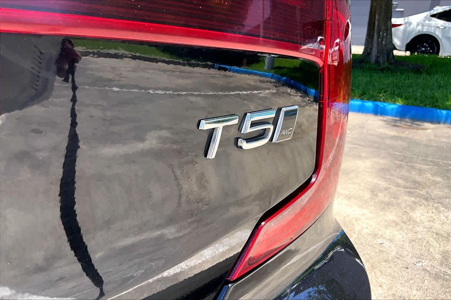 Used 2018 Onyx Black Metallic Volvo Momentum image 9
