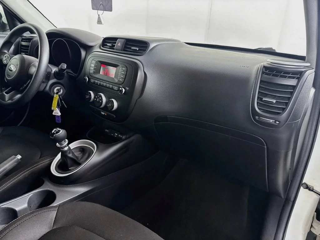 Used 2016 White Kia Base image 30