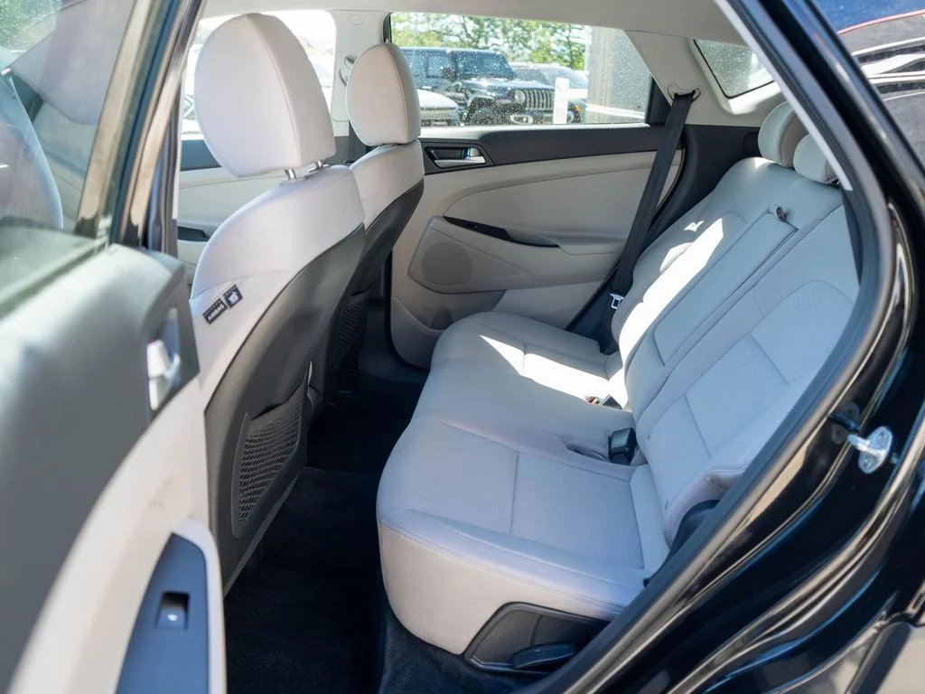 Used 2020 Black Hyundai SE image 12