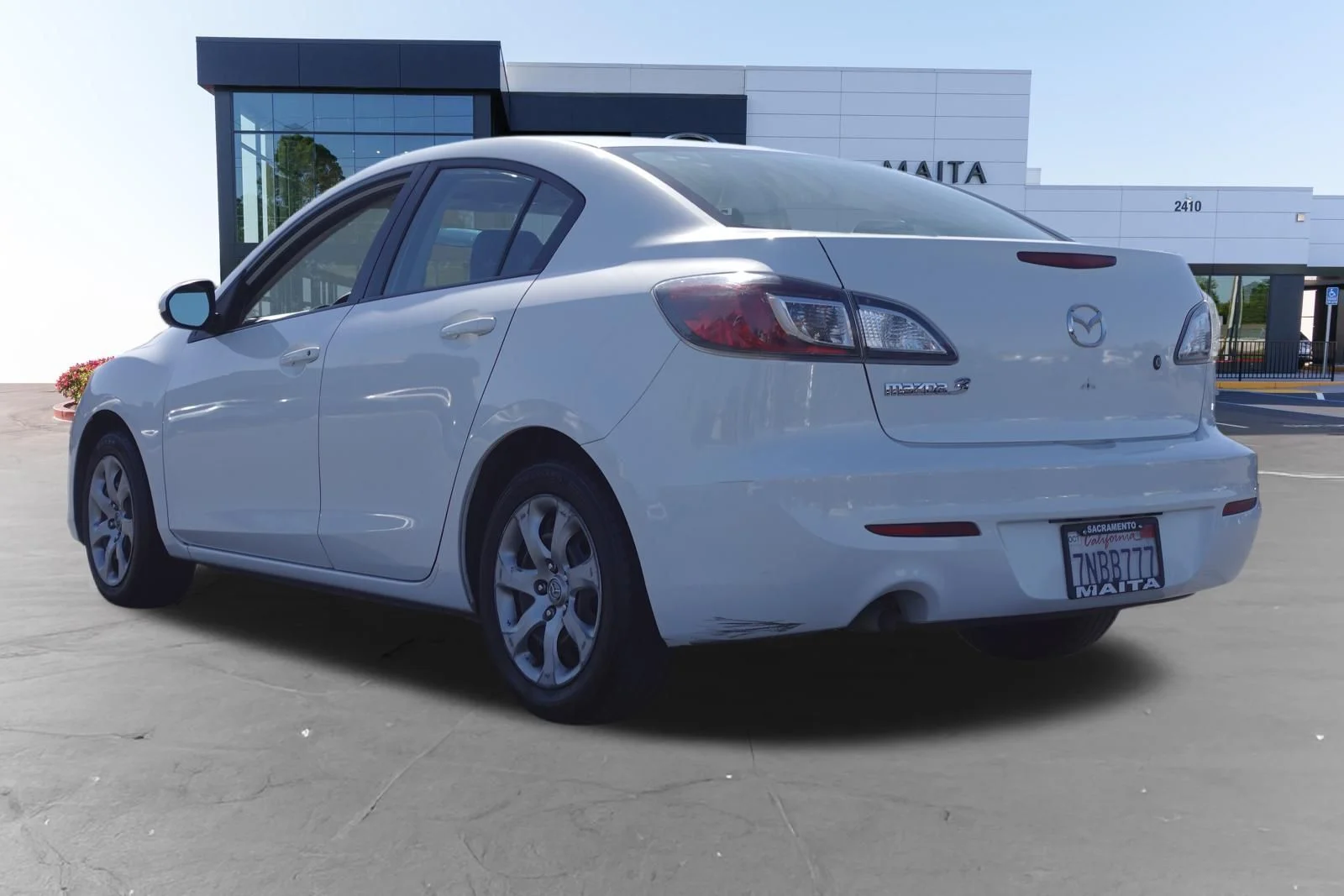 Used 2013 Crystal White Pearl Mica Mazda i SV image 5
