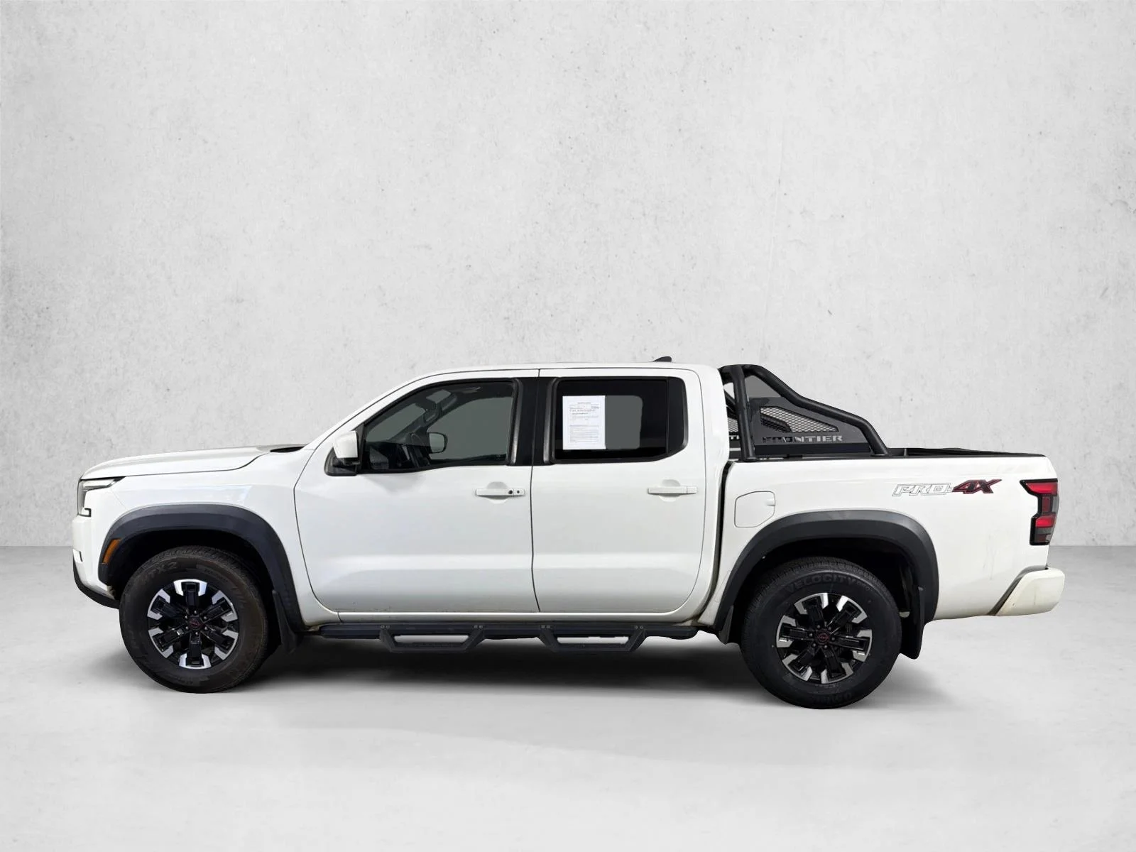 Used 2022 Whtie Nissan PRO-4X image 6
