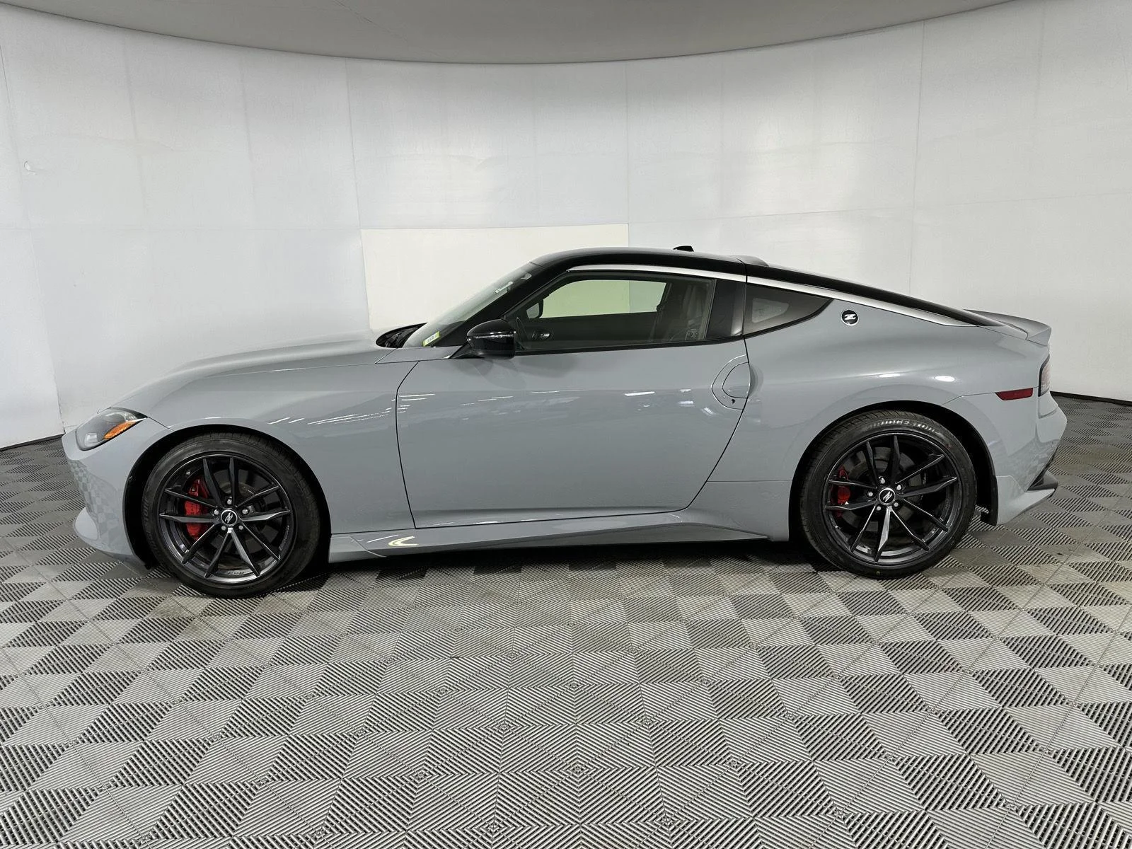 Used 2024 Boulder Gray/Super Black Nissan Performance image 4