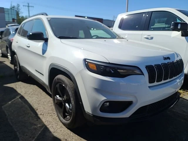 Used 2022 White Jeep Latitude Lux image 1