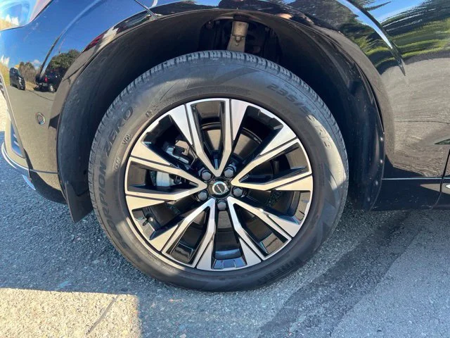Used 2023 Onyx Black Metallic Volvo Plus Bright Theme image 10