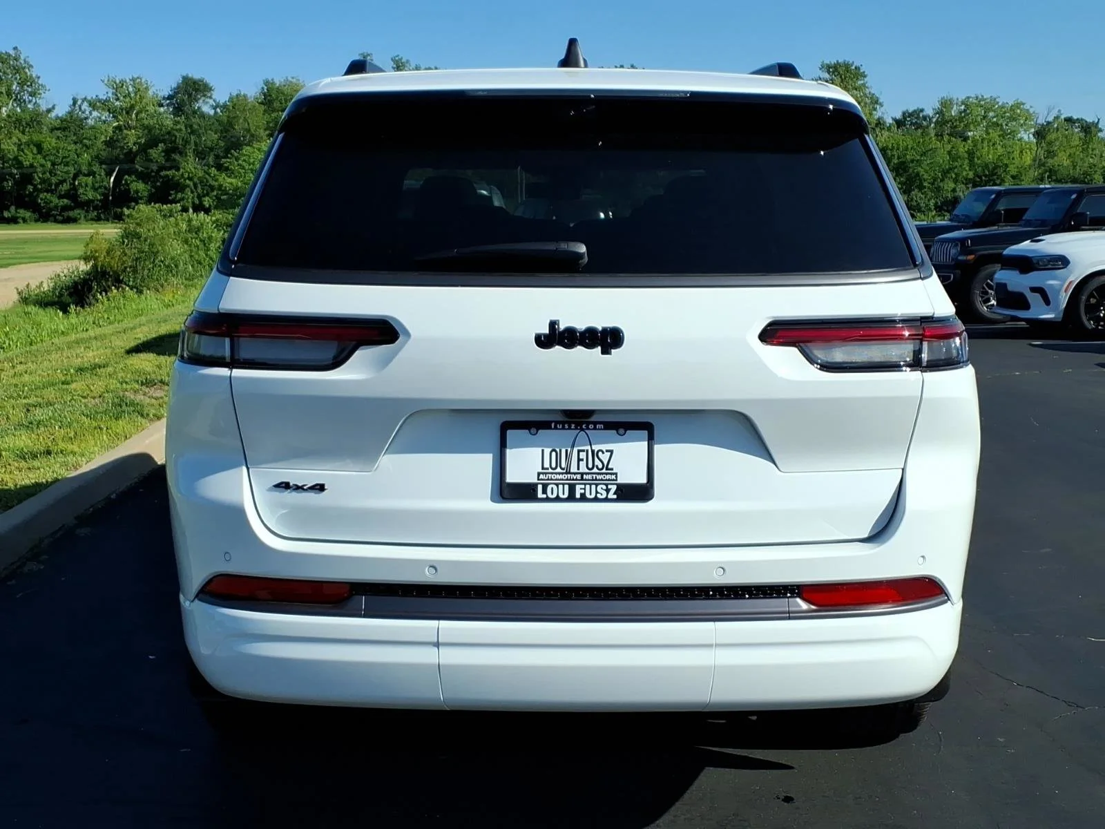 New 2026 Bright White Clear-Coat Exterior Paint Jeep Limited image 19