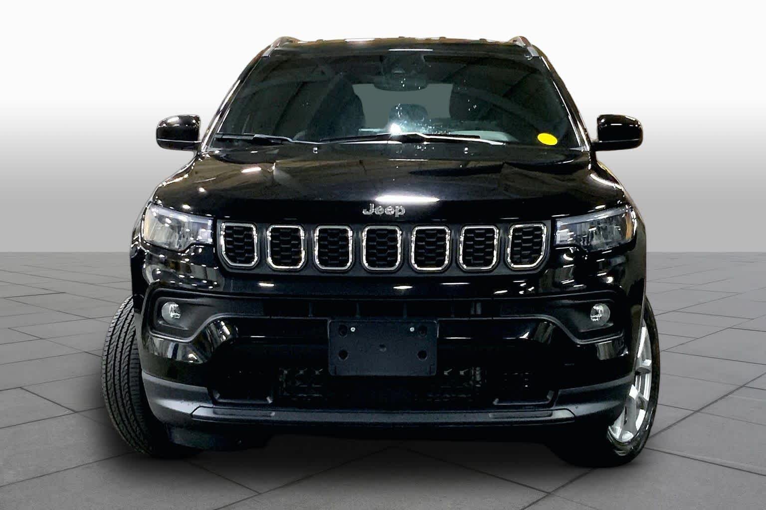 Used 2024 Diamond Black Crystal Pearlcoat Jeep Latitude Lux image 4