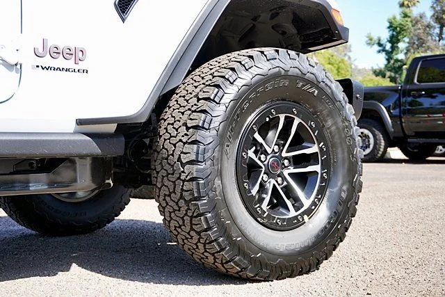 New 2026 Bright White Clear-Coat Exterior Paint Jeep Rubicon X image 8