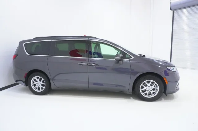 Used 2022 GREY Chrysler Touring L image 4