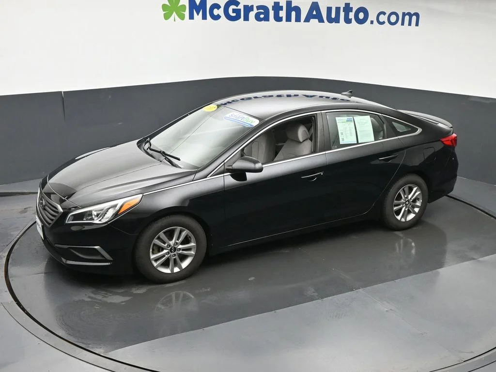 Used 2017 Black Hyundai SE image 22
