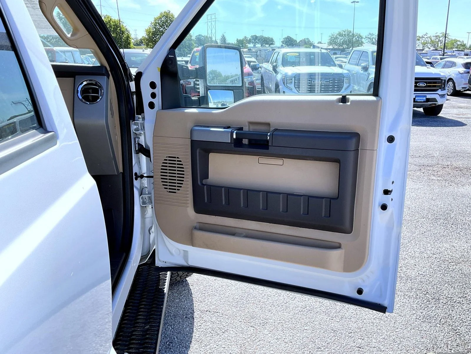 Used 2015 White Ford Lariat image 16