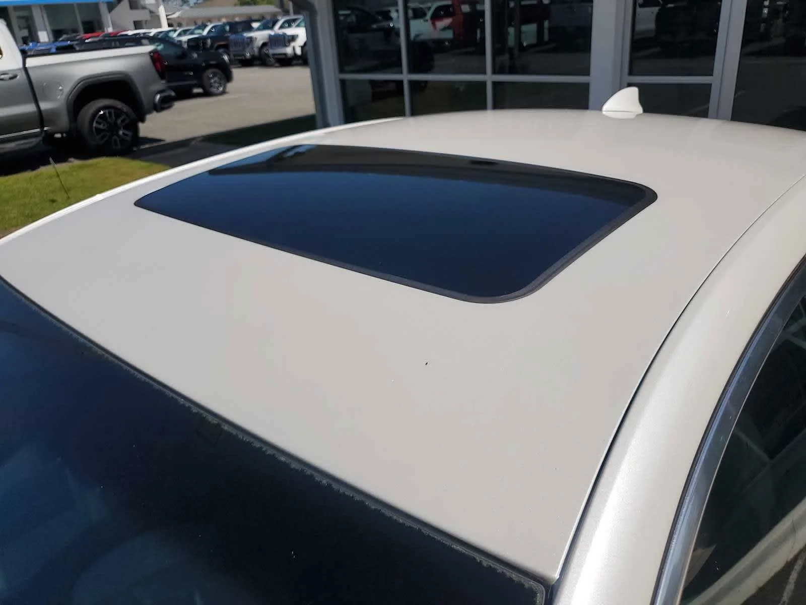 Used 2018 CRYSTAL WHITE TRICOAT Cadillac Luxury AWD image 15
