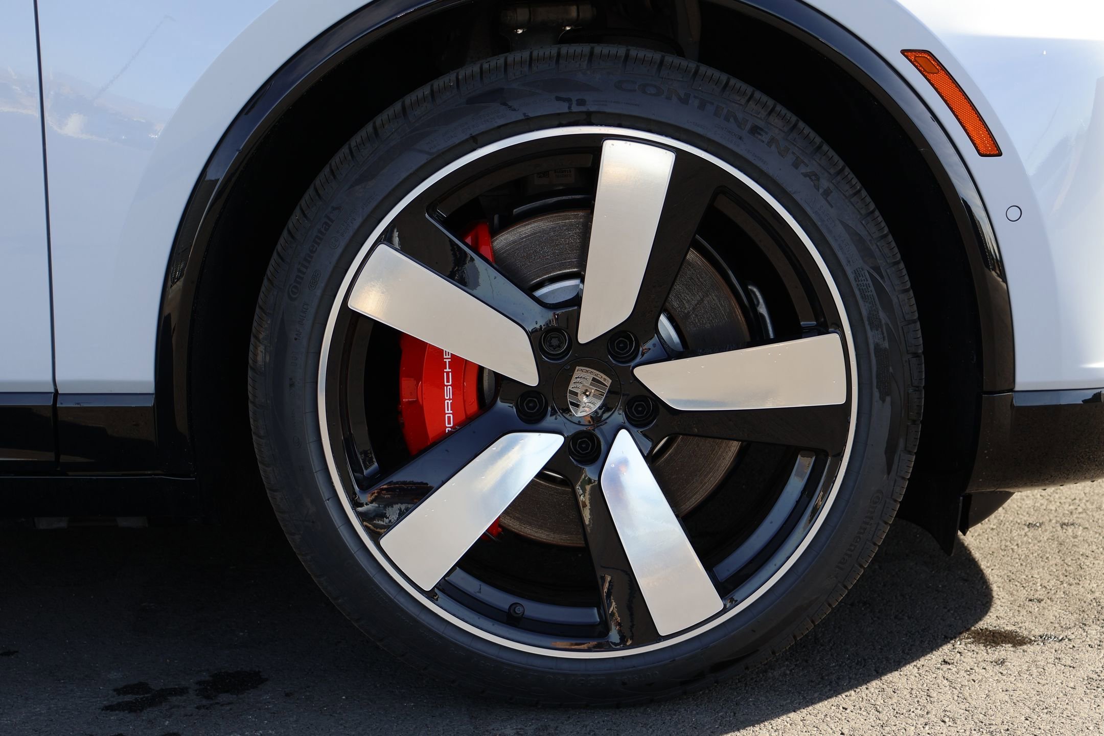 2026 Porsche Macan Turbo Electric - Photo 25
