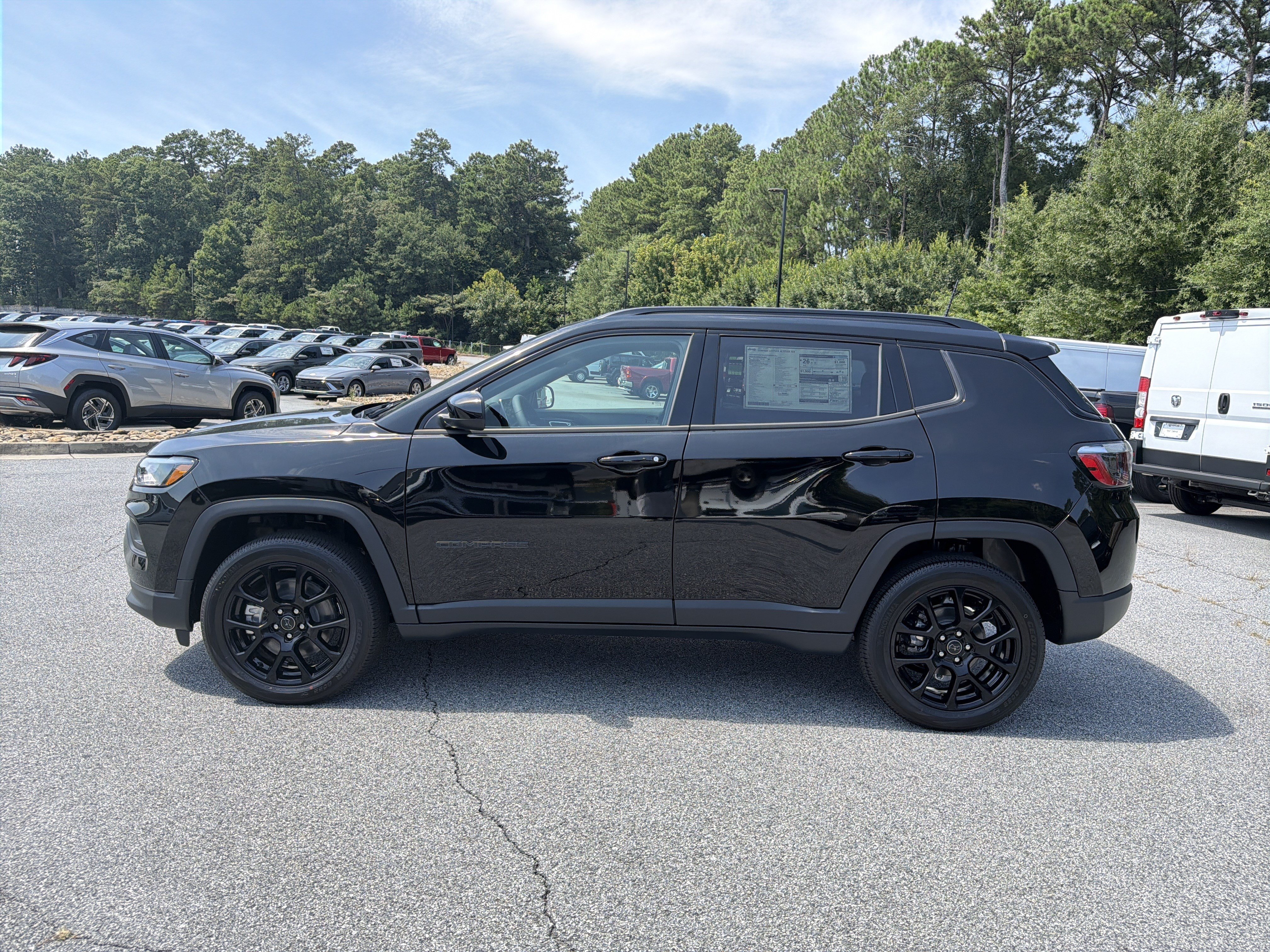 New 2026 Diamond Black Crystal Pearl-Coat Exterior Paint Jeep Latitude image 4