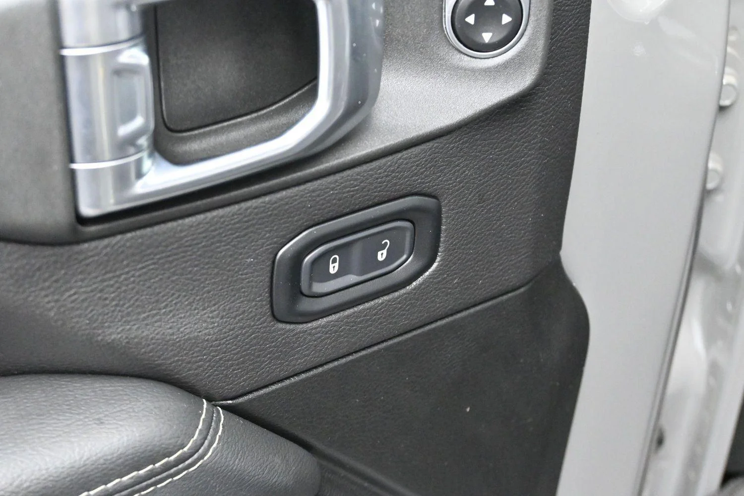 Used 2022 Sting-Gray Clearcoat Jeep Overland image 11