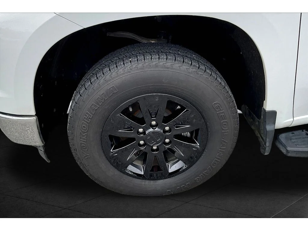 Used 2024 Summit White Chevrolet LT image 7