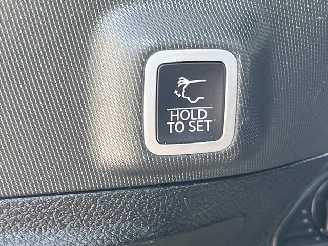 Used 2022 Silver Jeep Altitude image 9