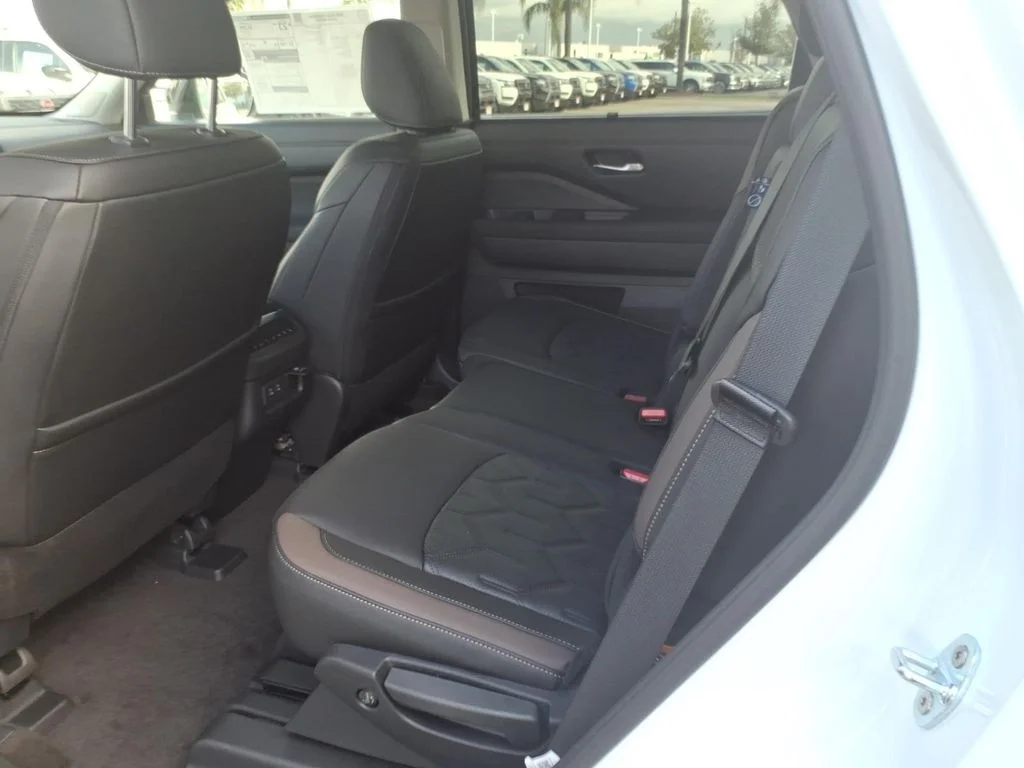 New 2026 Everest White Pearl TriCoat Nissan Platinum image 11
