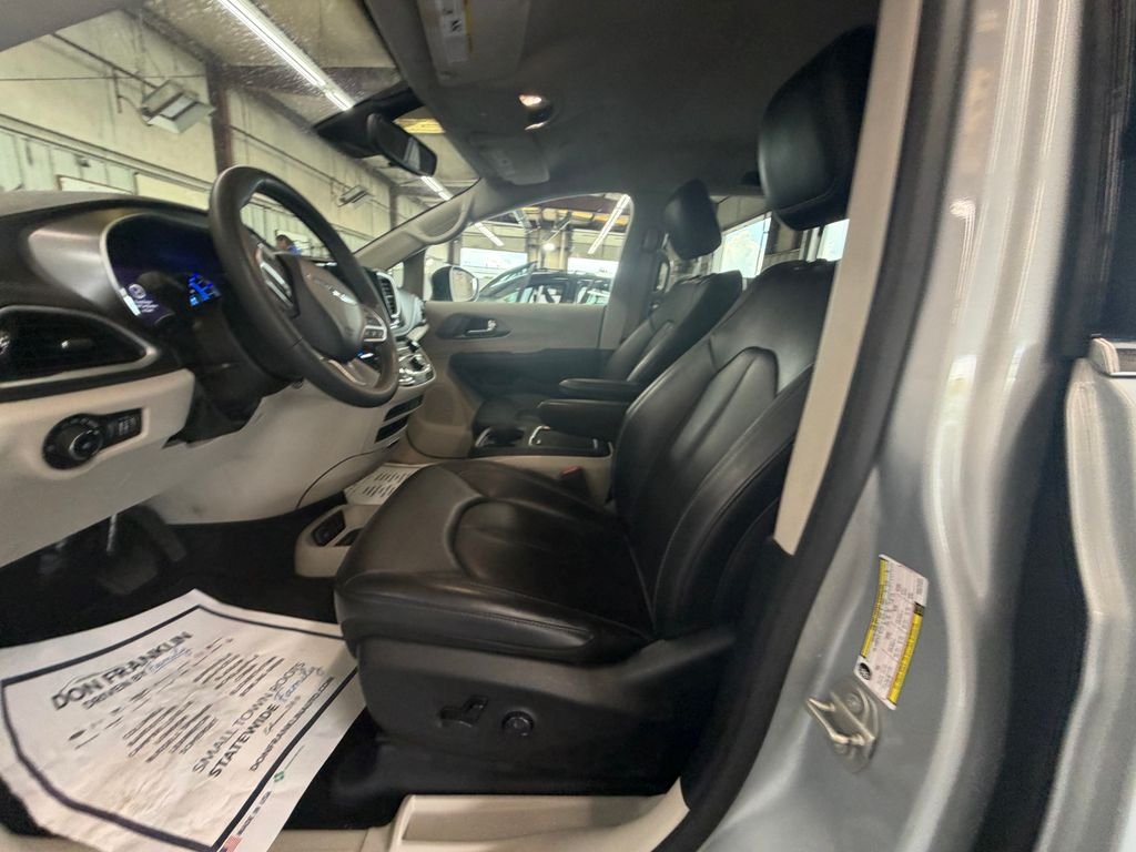 Used 2023 Silver Mist Clearcoat Chrysler Touring L image 9