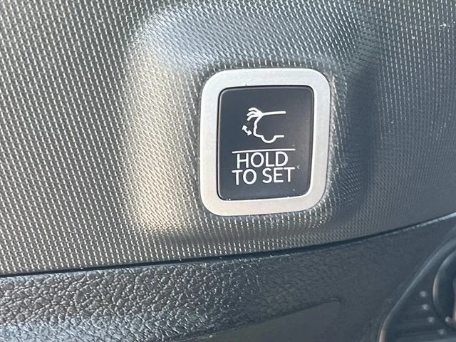 Used 2022 Silver Jeep Altitude image 9