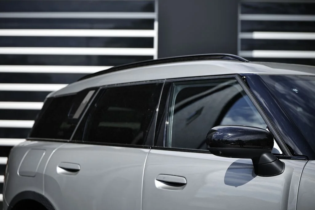 New 2027 Silver MINI Iconic image 3
