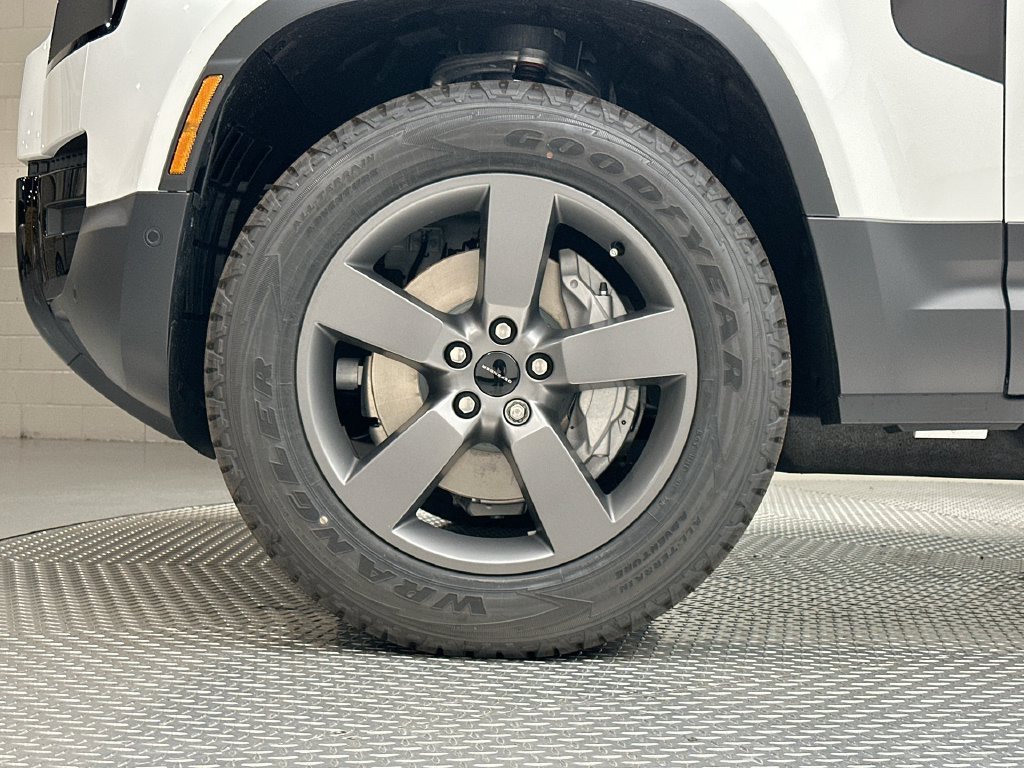 New 2026 Fuji White Land Rover S image 5