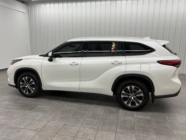 Used 2020 White Toyota XLE image 6