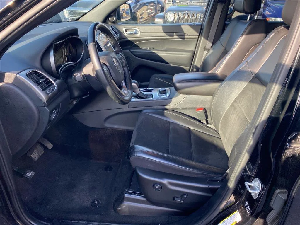 Used 2022 Diamond Black Crystal Pearlcoat Jeep Laredo X image 9