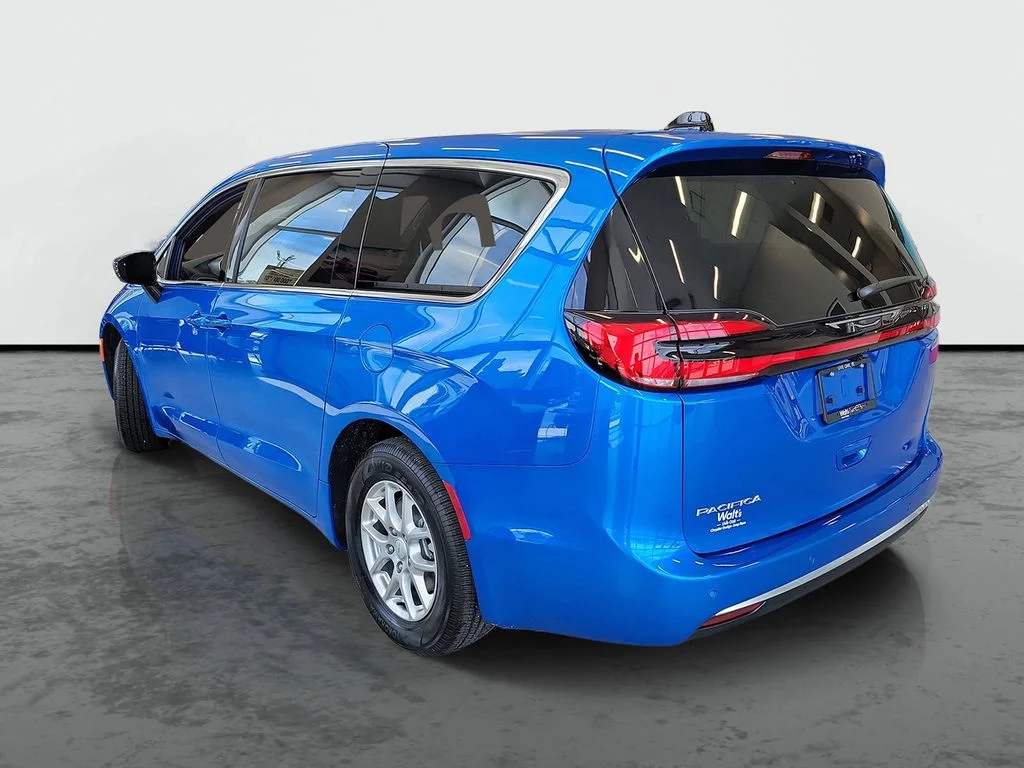 New 2027 Hydro Blue Pearl-Coat Exterior Paint Chrysler Select image 3