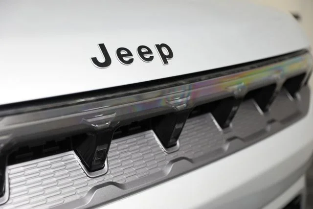 New 2026 Silver-Zynith Exterior Paint Jeep  image 27