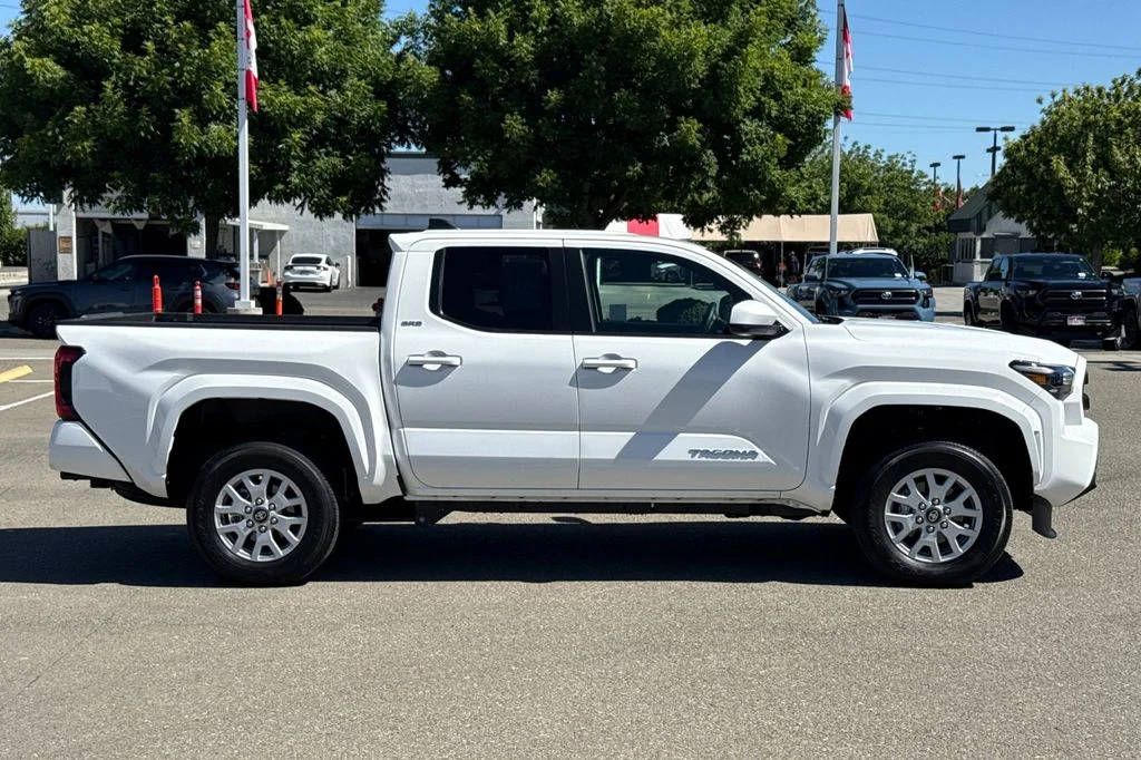 Used 2025 White Toyota SR5 image 4