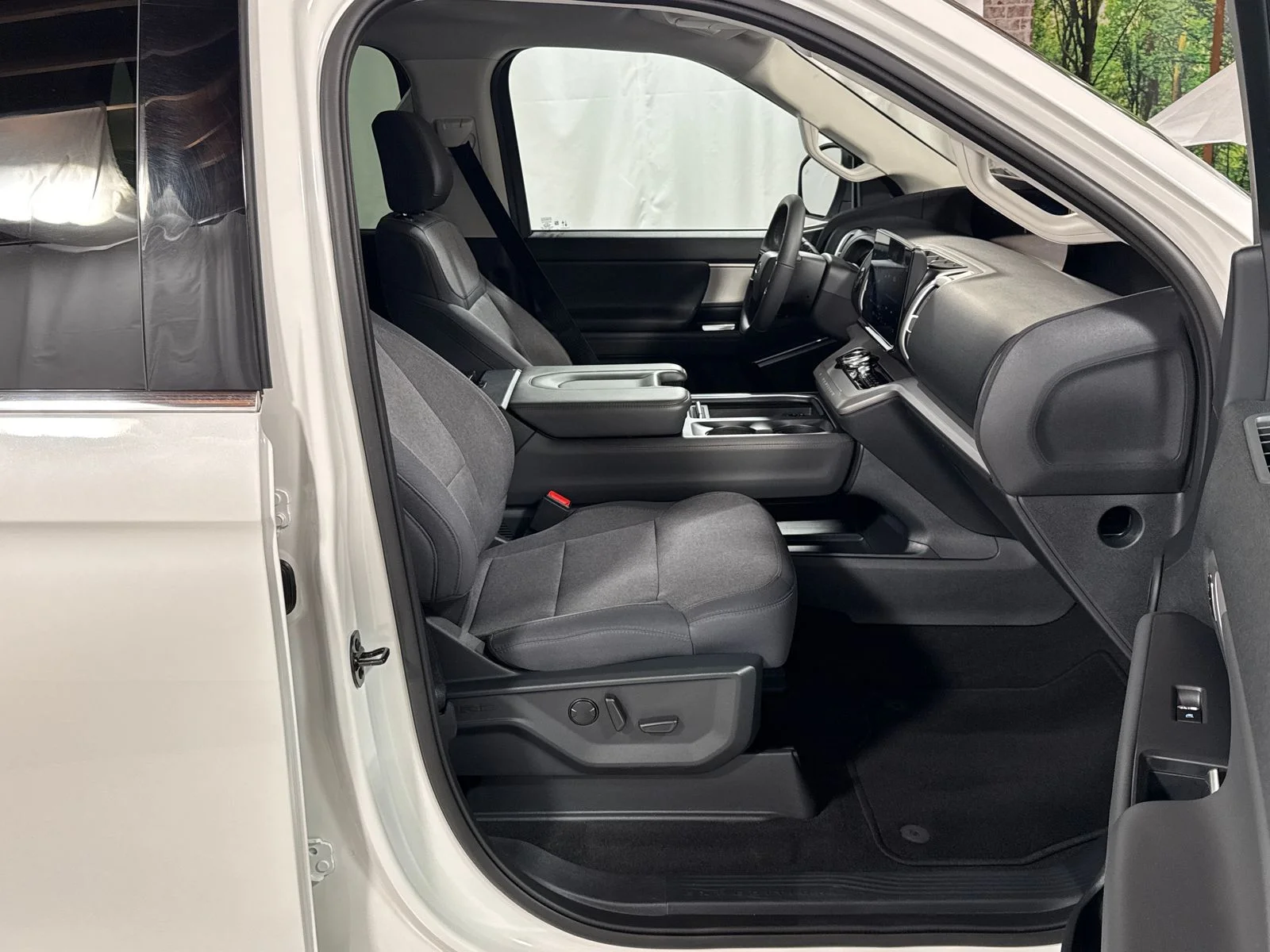 Used 2025 White Metallic Ford Active image 28