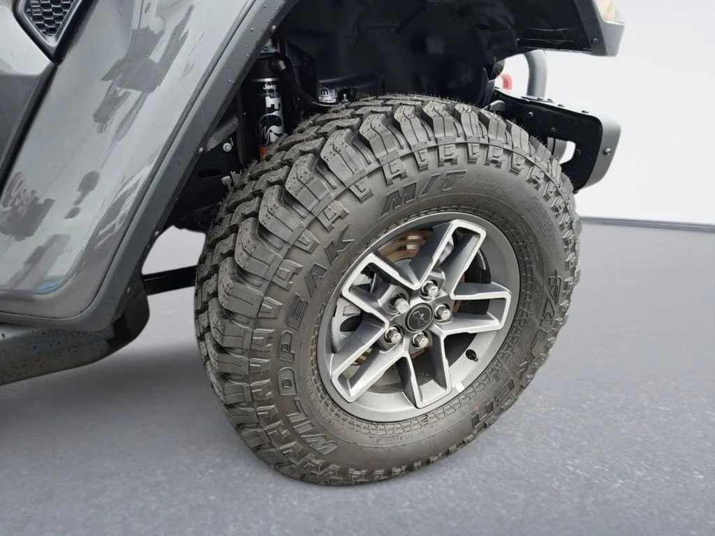 New 2026 Granite Crystal Metallic Clear-Coat Exterior Paint Jeep Mojave X image 12